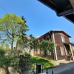 Wooden House Near Center בית נופש