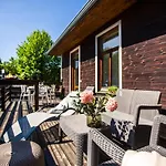 بيت للعطل Wooden House Near Center *