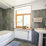 بيت للعطل Wooden House Near Center *