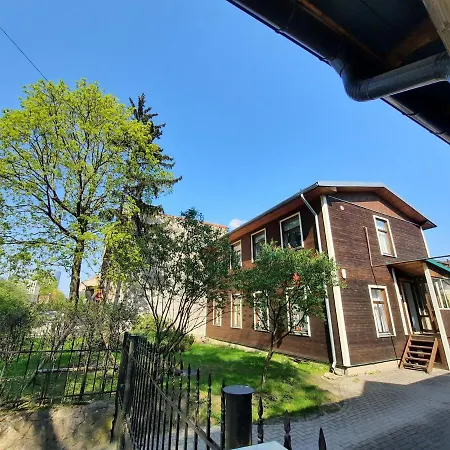 Wooden House Near Center بيت للعطل
