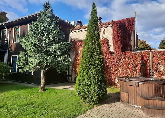 Wooden House Near Center 別荘