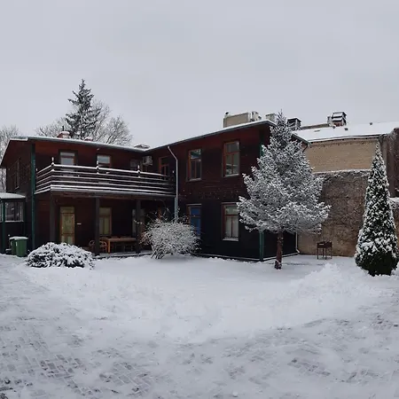 Будинок відпочинку Wooden House Near Center