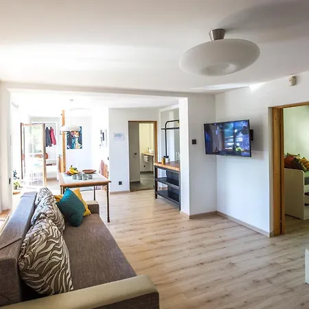 Wooden House Near Center Будинок відпочинку