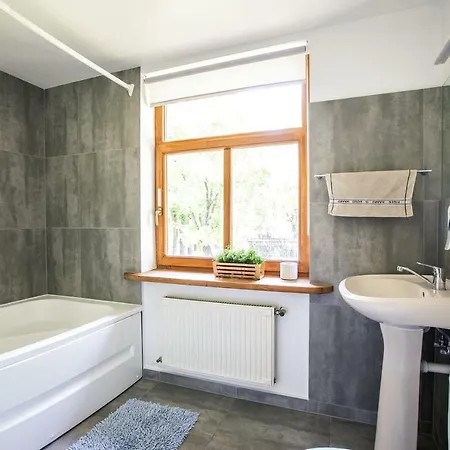 Будинок відпочинку Wooden House Near Center *