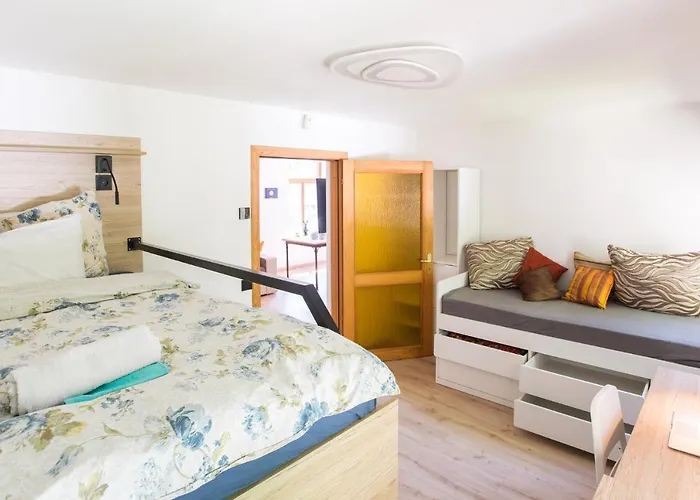 Wooden House Near Center Ferienhaus